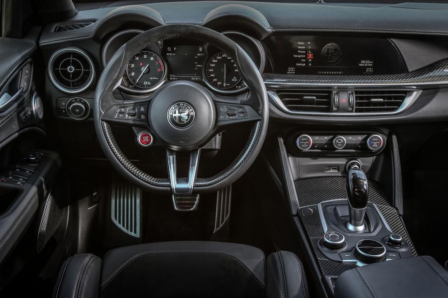 Панель приборов Alfa Romeo Stelvio Quadrifoglio (949) 2017 года  (WW) (фото 43 из 51)